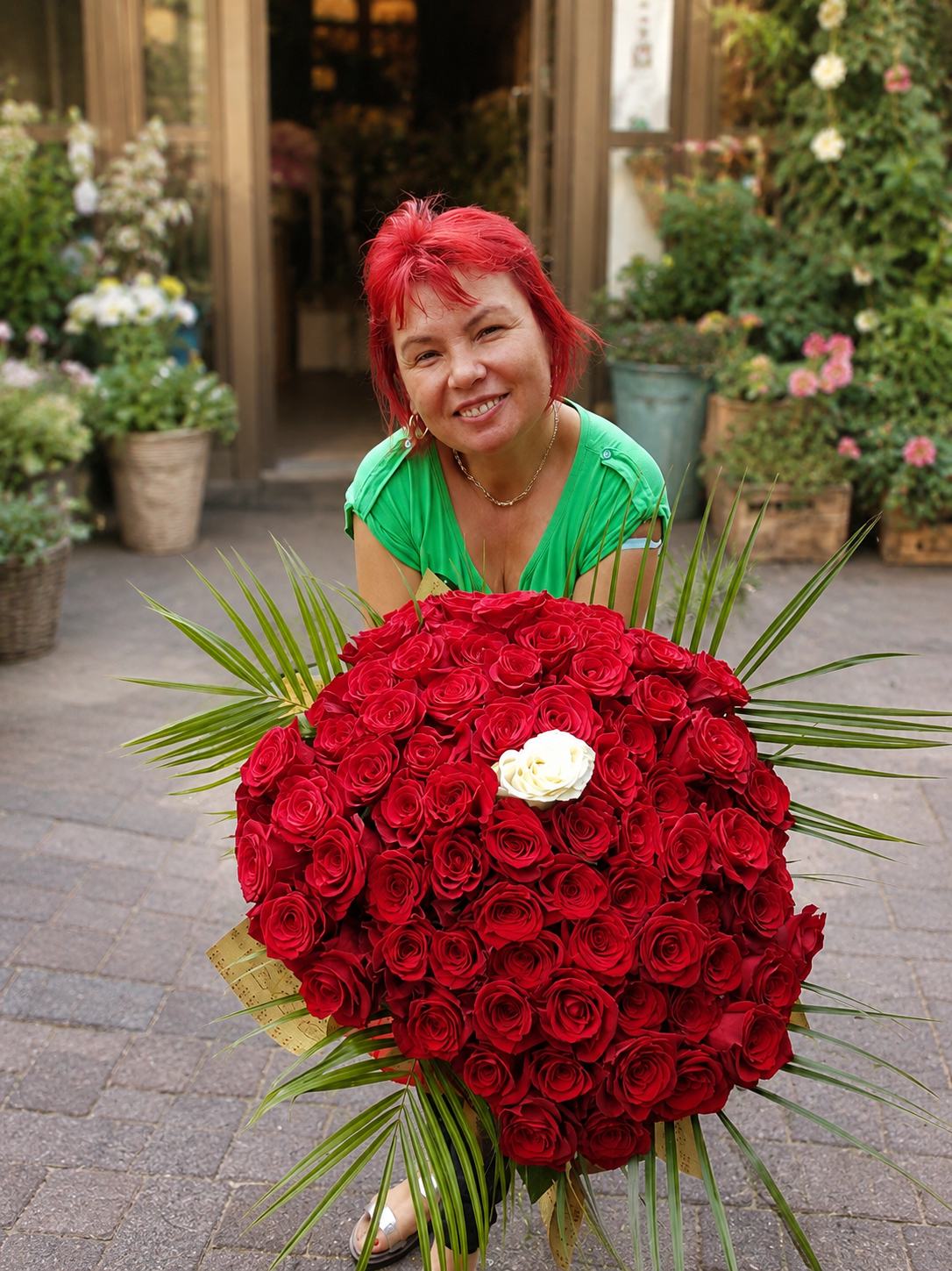 Mihaela, florăreasă în Timișoara, cu un buchet de flori proaspete